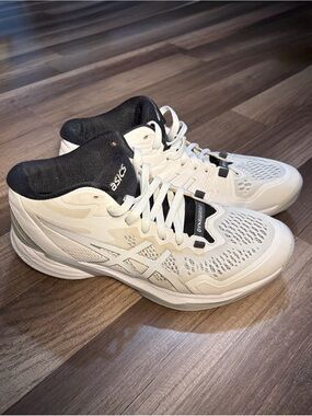 ASICS Sky Elite FF MT 2 Volleyball Shoes in White and Silver